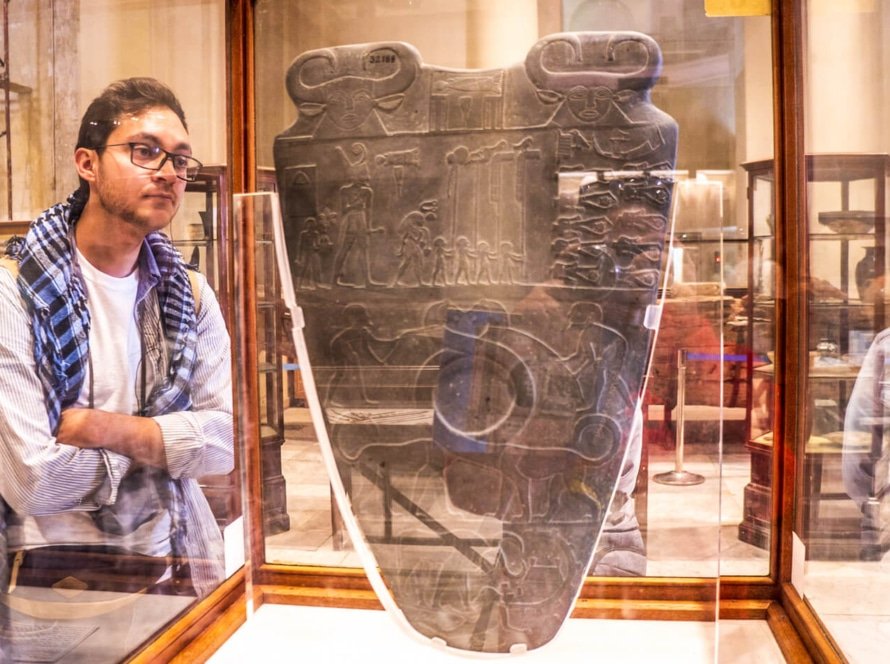 Pictures-of-a-visitor-in-front-of-one-of-the-artifacts-from-the-Egyptian-Museum-in-Tahrir